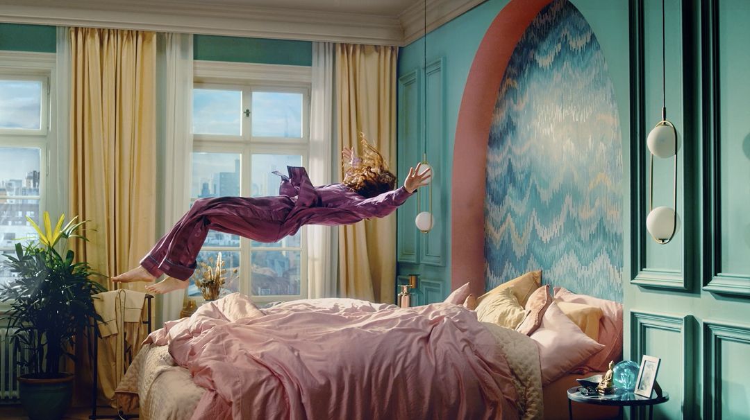 Person som faller ner på en säng